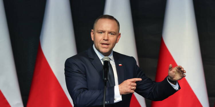 Wieluñ, 01.09.2025. Prezydent RP Karol Nawrocki przemawia na spotkaniu z mieszkañcami Wielunia, 1 bm. Prezydent Nawrocki kontynuuje wizytê w województwie ³ódzkim, gdzie m.in. wzi¹³ udzia³ w obchodach 86. rocznicy wybuchu II Wojny wiatowej. (aldg) PAP/Marian Zubrzycki