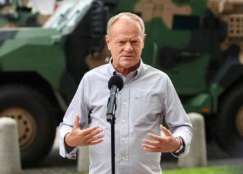 Kielce, 03.09.2025. Premier Donald Tusk podczas wypowiedzi dla mediów w trakcie XXXIII Miêdzynarodowego Salonu Przemys³u Obronnego, 3 bm. na terenie Centrum Kongresowego Targów Kielce w Kielcach. (jm) PAP/Adam Kumorowicz