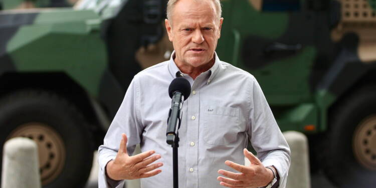 Kielce, 03.09.2025. Premier Donald Tusk podczas wypowiedzi dla mediów w trakcie XXXIII Miêdzynarodowego Salonu Przemys³u Obronnego, 3 bm. na terenie Centrum Kongresowego Targów Kielce w Kielcach. (jm) PAP/Adam Kumorowicz