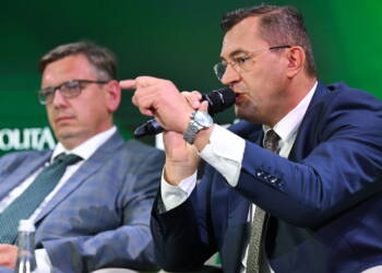 Karpacz, 03.09.2025. Od lewej: pe³nomocnik MRiRW ds. ¯u³aw Wilanych Pawe³ Cywiñski i minister rolnictwa i rozwoju wsi Stefan Krajewski podczas debaty "Rolnictwo jako filar strategicznej odpornoci i przewagi konkurencyjnej Polski" w trakcie XXXIV Forum Ekonomicznego w Hotelu Go³êbiewski w Karpaczu, 3 bm. Tegoroczna edycja wydarzenia odbywa siê pod has³em Czas transformacji - jaka bêdzie Europa przysz³oci?. (aldg) PAP/Maciej Kulczyñski