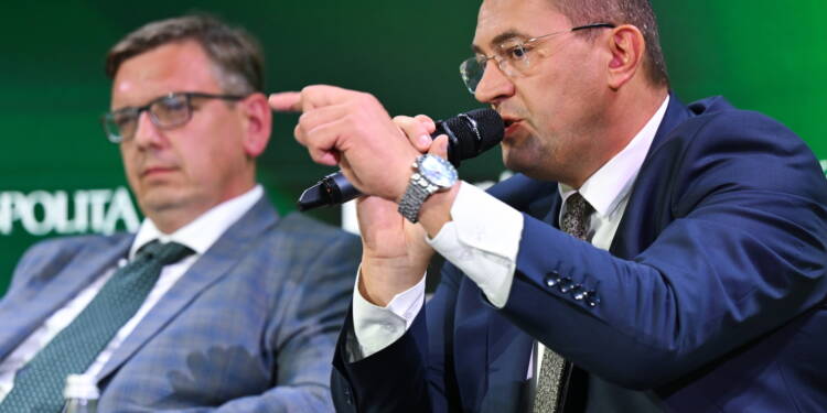 Minister rolnictwa o umowie z Mercosur: To jeszcze nie koniec batalii 1 Karpacz, 03.09.2025. Od lewej: pe³nomocnik MRiRW ds. ¯u³aw Wilanych Pawe³ Cywiñski i minister rolnictwa i rozwoju wsi Stefan Krajewski podczas debaty "Rolnictwo jako filar strategicznej odpornoci i przewagi konkurencyjnej Polski" w trakcie XXXIV Forum Ekonomicznego w Hotelu Go³êbiewski w Karpaczu, 3 bm. Tegoroczna edycja wydarzenia odbywa siê pod has³em Czas transformacji - jaka bêdzie Europa przysz³oci?. (aldg) PAP/Maciej Kulczyñski