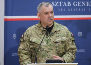 Szef Sztabu Generalnego: W nocy dwukrotnie naruszono polską przestrzeń powietrzną 6 Warszawa, 04.09.2025. Szef Sztabu Generalnego WP gen. Wies³aw Kuku³a podczas konferencji prasowej w Sztabie Generalnym WP w Warszawie, 4 bm. Szef MON zadeklarowa³, ¿e Polska jest gotowa na przyjêcie wiêkszej liczby ¿o³nierzy amerykañskich. (amb) PAP/Rafa³ Guz