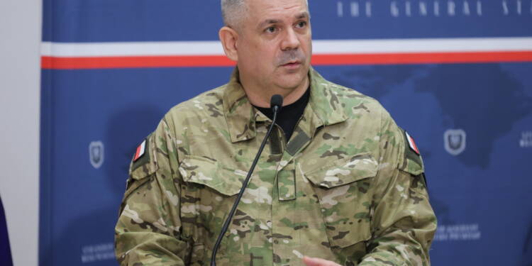 Warszawa, 04.09.2025. Szef Sztabu Generalnego WP gen. Wies³aw Kuku³a podczas konferencji prasowej w Sztabie Generalnym WP w Warszawie, 4 bm. Szef MON zadeklarowa³, ¿e Polska jest gotowa na przyjêcie wiêkszej liczby ¿o³nierzy amerykañskich. (amb) PAP/Rafa³ Guz