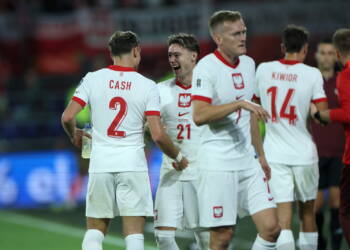 Rotterdam, Holandia. 04.09.2025. Pi³karze reprezentacji Polski Matty Cash (L) i Nicola Zalewski (2L) ciesz¹ siê z gola podczas eliminacyjnego meczu mistrzostw wiata z Holandi¹, 4 bm. w Rotterdamie.(gj) PAP/Leszek Szymañski