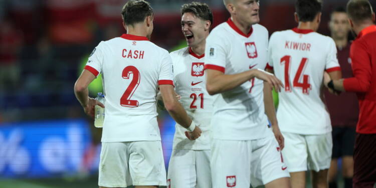 Rotterdam, Holandia. 04.09.2025. Pi³karze reprezentacji Polski Matty Cash (L) i Nicola Zalewski (2L) ciesz¹ siê z gola podczas eliminacyjnego meczu mistrzostw wiata z Holandi¹, 4 bm. w Rotterdamie.(gj) PAP/Leszek Szymañski