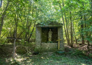 Puniki, Ukraina, 05.09.2025. Wie Puniki w obwodzie tarnopolskim na zachodzie Ukrainy, 5 bm. gdzie trwaj¹ prace przygotowawcze przed jutrzejszym pochówkiem szcz¹tków polskich ofiar zbrodni wo³yñskiej. Wed³ug ró¿nych róde³ ukraiñscy nacjonalici zabili tam od 50 do 120 Polaków. (aldg) PAP/Vladyslav Musiienko