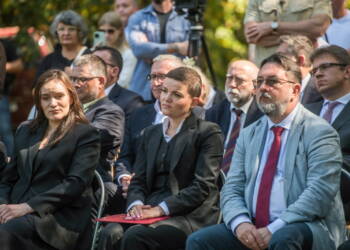 Puniki, Ukraina, 06.09.2025. W pierwszym rzêdzie: minister kultury Ukrainy Tetiana Bere¿na (L) oraz minister kultury i dziedzictwa narodowego Marta Cienkowska (C) podczas pogrzebu ekshumowanych szcz¹tków polskich ofiar zbrodni wo³yñskiej na terenie dawnej wsi Puniki w dzisiejszym obwodzie tarnopolskim na zachodzie Ukrainy, 6 bm. W nocy z 12 na 13 lutego 1945 r. ukraiñscy nacjonalici wymordowali w Punikach  wed³ug ró¿nych róde³  od 50 do 120 Polaków. Podczas trwaj¹cych od 23 kwietnia do 10 maja br. ekshumacji znaleziono szcz¹tki co najmniej 42 osób - kobiet, mê¿czyzn i dzieci. Ekshumacje w Punikach by³y kontynuacj¹ prac prowadzonych przez fundacjê Wolnoæ i Demokracja od maja do sierpnia 2023 r. Odnaleziona zosta³a wówczas mogi³a ze szcz¹tkami ofiar zbrodni z lutego 1945 r. W styczniu 2025 r. w³adze ukraiñskie udzieli³y zezwolenia na przeprowadzenie ich ekshumacji. (jm) PAP/Vladyslav Musiienko