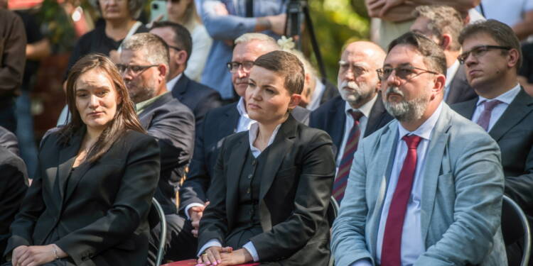 Puniki, Ukraina, 06.09.2025. W pierwszym rzêdzie: minister kultury Ukrainy Tetiana Bere¿na (L) oraz minister kultury i dziedzictwa narodowego Marta Cienkowska (C) podczas pogrzebu ekshumowanych szcz¹tków polskich ofiar zbrodni wo³yñskiej na terenie dawnej wsi Puniki w dzisiejszym obwodzie tarnopolskim na zachodzie Ukrainy, 6 bm. W nocy z 12 na 13 lutego 1945 r. ukraiñscy nacjonalici wymordowali w Punikach  wed³ug ró¿nych róde³  od 50 do 120 Polaków. Podczas trwaj¹cych od 23 kwietnia do 10 maja br. ekshumacji znaleziono szcz¹tki co najmniej 42 osób - kobiet, mê¿czyzn i dzieci. Ekshumacje w Punikach by³y kontynuacj¹ prac prowadzonych przez fundacjê Wolnoæ i Demokracja od maja do sierpnia 2023 r. Odnaleziona zosta³a wówczas mogi³a ze szcz¹tkami ofiar zbrodni z lutego 1945 r. W styczniu 2025 r. w³adze ukraiñskie udzieli³y zezwolenia na przeprowadzenie ich ekshumacji. (jm) PAP/Vladyslav Musiienko