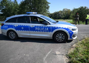 Polatycze, 08.09.2025. Okolice miejsca upadku niezidentyfikowanego obiektu lataj¹cego w polu kukurydzy w miejscowoci Polatycze w okolicach przejcia granicznego z Bia³orusi¹ pod Terespolem, 8 bm. Zg³oszenie o odnalezieniu szcz¹tków drona policja otrzyma³a w nocy z 8 na 9 bm. od funkcjonariuszy Placówki Stra¿y Granicznej. (ad) PAP/Wojtek Jargi³o ***Do tego materia³u zdjêciowego dostêpna jest równie¿ depesza w systemie CSI, pt.: Lubelskie/ Szcz¹tki obiektu lataj¹cego zaleziono przy granicy z Bia³orusi¹***