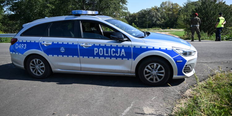 Polatycze, 08.09.2025. Okolice miejsca upadku niezidentyfikowanego obiektu lataj¹cego w polu kukurydzy w miejscowoci Polatycze w okolicach przejcia granicznego z Bia³orusi¹ pod Terespolem, 8 bm. Zg³oszenie o odnalezieniu szcz¹tków drona policja otrzyma³a w nocy z 8 na 9 bm. od funkcjonariuszy Placówki Stra¿y Granicznej. (ad) PAP/Wojtek Jargi³o ***Do tego materia³u zdjêciowego dostêpna jest równie¿ depesza w systemie CSI, pt.: Lubelskie/ Szcz¹tki obiektu lataj¹cego zaleziono przy granicy z Bia³orusi¹***