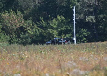 Polatycze, 08.09.2025. Okolice miejsca upadku niezidentyfikowanego obiektu lataj¹cego w polu kukurydzy w miejscowoci Polatycze w okolicach przejcia granicznego z Bia³orusi¹ pod Terespolem, 8 bm. Zg³oszenie o odnalezieniu szcz¹tków drona policja otrzyma³a w nocy z 8 na 9 bm. od funkcjonariuszy Placówki Stra¿y Granicznej. (ad) PAP/Wojtek Jargi³o ***Do tego materia³u zdjêciowego dostêpna jest równie¿ depesza w systemie CSI, pt.: Lubelskie/ Szcz¹tki obiektu lataj¹cego zaleziono przy granicy z Bia³orusi¹***
