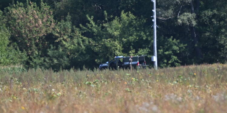 Polatycze, 08.09.2025. Okolice miejsca upadku niezidentyfikowanego obiektu lataj¹cego w polu kukurydzy w miejscowoci Polatycze w okolicach przejcia granicznego z Bia³orusi¹ pod Terespolem, 8 bm. Zg³oszenie o odnalezieniu szcz¹tków drona policja otrzyma³a w nocy z 8 na 9 bm. od funkcjonariuszy Placówki Stra¿y Granicznej. (ad) PAP/Wojtek Jargi³o ***Do tego materia³u zdjêciowego dostêpna jest równie¿ depesza w systemie CSI, pt.: Lubelskie/ Szcz¹tki obiektu lataj¹cego zaleziono przy granicy z Bia³orusi¹***