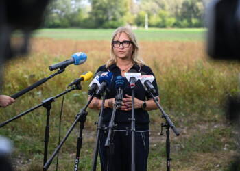 Polatycze, 08.09.2025. Rzecznik prasowy Prokuratury Okrêgowej w Lublinie Agnieszka Kêpka na briefingu prasowym w okolicach miejsca upadku niezidentyfikowanego obiektu lataj¹cego, w miejscowoci Polatycze w okolicach przejcia granicznego z Bia³orusi¹ pod Terespolem, 8 bm. Zg³oszenie o odnalezieniu szcz¹tków drona policja otrzyma³a w nocy z 8 na 9 bm. od funkcjonariuszy Placówki Stra¿y Granicznej. (ad) PAP/Wojtek Jargi³o ***Do tego materia³u zdjêciowego dostêpna jest równie¿ depesza w systemie CSI, pt.: Lubelskie/ Szcz¹tki obiektu lataj¹cego zaleziono przy granicy z Bia³orusi¹***