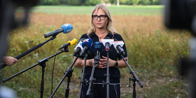 Polatycze, 08.09.2025. Rzecznik prasowy Prokuratury Okrêgowej w Lublinie Agnieszka Kêpka na briefingu prasowym w okolicach miejsca upadku niezidentyfikowanego obiektu lataj¹cego, w miejscowoci Polatycze w okolicach przejcia granicznego z Bia³orusi¹ pod Terespolem, 8 bm. Zg³oszenie o odnalezieniu szcz¹tków drona policja otrzyma³a w nocy z 8 na 9 bm. od funkcjonariuszy Placówki Stra¿y Granicznej. (ad) PAP/Wojtek Jargi³o ***Do tego materia³u zdjêciowego dostêpna jest równie¿ depesza w systemie CSI, pt.: Lubelskie/ Szcz¹tki obiektu lataj¹cego zaleziono przy granicy z Bia³orusi¹***