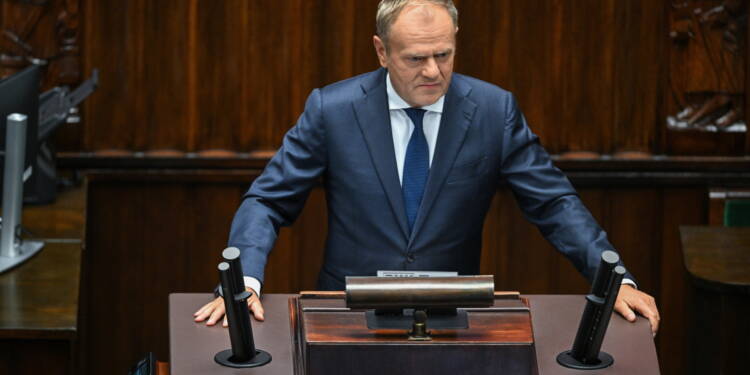 Warszawa, 10.09.2025. Premier Donald Tusk przemawia podczas posiedzenia Sejmu w Warszawie, 10 bm. Premier przedstawi³ informacjê nt. naruszenia przestrzeni powietrznej terytorium RP. (aldg) PAP/Radek Pietruszka