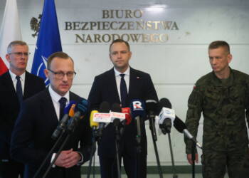 Rada Bezpieczeństwa Narodowego zbierze się po incydencie z dronami 4 Warszawa, 10.09.2025. Prezydent Karol Nawrocki (2P), szef BBN S³awomir Cenckiewicz (L), dyrektor Departamentu Zwierzchnictwa nad Si³ami Zbrojnymi w BBN gen. dyw. Adam Rzeczkowski (P) i rzecznik prezydenta RP Rafa³ Lekiewicz (2L) na konferencji prasowej w Warszawie, 10 bm. w zwi¹zku z nocnym naruszeniem polskiej przestrzeni powietrznej przez rosyjskie drony. (ad) PAP/Leszek Szymañski