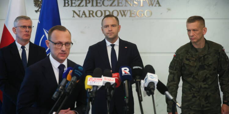Warszawa, 10.09.2025. Prezydent Karol Nawrocki (2P), szef BBN S³awomir Cenckiewicz (L), dyrektor Departamentu Zwierzchnictwa nad Si³ami Zbrojnymi w BBN gen. dyw. Adam Rzeczkowski (P) i rzecznik prezydenta RP Rafa³ Lekiewicz (2L) na konferencji prasowej w Warszawie, 10 bm. w zwi¹zku z nocnym naruszeniem polskiej przestrzeni powietrznej przez rosyjskie drony. (ad) PAP/Leszek Szymañski