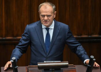 Warszawa, 10.09.2025. Premier Donald Tusk przemawia podczas posiedzenia Sejmu w Warszawie, 10 bm. Premier przedstawi³ informacjê nt. naruszenia przestrzeni powietrznej terytorium RP. (aldg) PAP/Radek Pietruszka