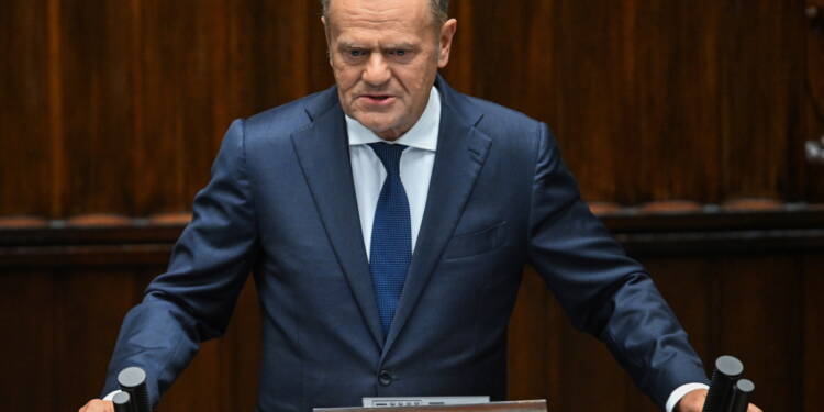 Warszawa, 10.09.2025. Premier Donald Tusk przemawia podczas posiedzenia Sejmu w Warszawie, 10 bm. Premier przedstawi³ informacjê nt. naruszenia przestrzeni powietrznej terytorium RP. (aldg) PAP/Radek Pietruszka