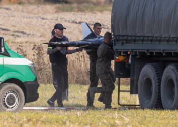 Wohyñ, 10.09.2025. Wojska Obrony Terytorialnej w miejscu upadku rosyjskiego drona w miejscowoci Wohyñ, 10 bm. W nocy z wczoraj na dzi dosz³o do naruszenia polskiej przestrzeni powietrznej przez du¿¹ liczbê rosyjskich bezza³ogowych statków powietrznych. Pierwsze mia³o miejsce o godz. 23.30 za ostatnie rano ok. 6.30. Te, które stanowi³y bezporednie zagro¿enie, zosta³y zestrzelone. (aldg) PAP/Wojtek Jargi³o