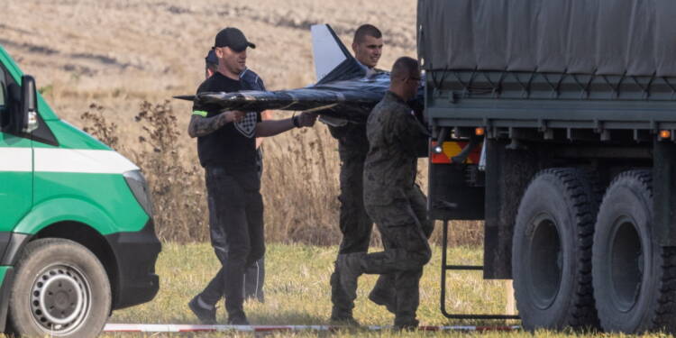 Wohyñ, 10.09.2025. Wojska Obrony Terytorialnej w miejscu upadku rosyjskiego drona w miejscowoci Wohyñ, 10 bm. W nocy z wczoraj na dzi dosz³o do naruszenia polskiej przestrzeni powietrznej przez du¿¹ liczbê rosyjskich bezza³ogowych statków powietrznych. Pierwsze mia³o miejsce o godz. 23.30 za ostatnie rano ok. 6.30. Te, które stanowi³y bezporednie zagro¿enie, zosta³y zestrzelone. (aldg) PAP/Wojtek Jargi³o