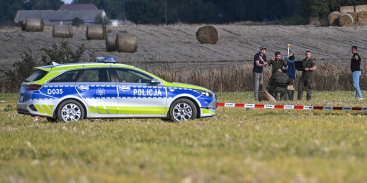 Wohyñ, 10.09.2025. Wojska Obrony Terytorialnej w miejscu upadku rosyjskiego drona w miejscowoci Wohyñ, 10 bm. W nocy z wczoraj na dzi dosz³o do naruszenia polskiej przestrzeni powietrznej przez du¿¹ liczbê rosyjskich bezza³ogowych statków powietrznych. Pierwsze mia³o miejsce o godz. 23.30 za ostatnie rano ok. 6.30. Te, które stanowi³y bezporednie zagro¿enie, zosta³y zestrzelone. (aldg) PAP/Wojtek Jargi³o