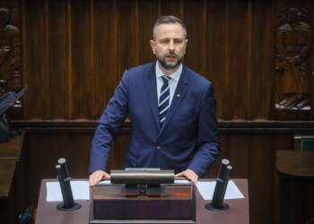 Warszawa, 11.09.2025. Wicepremier, minister obrony narodowej W³adys³aw Kosiniak-Kamysz przemawia podczas posiedzenia Sejmu w Warszawie, 11 bm. Szef MON przedstawi³ informacjê nt. naruszenia przez rosyjskie bezza³ogowce przestrzeni powietrznej terytorium RP. (ad) PAP/Leszek Szymañski