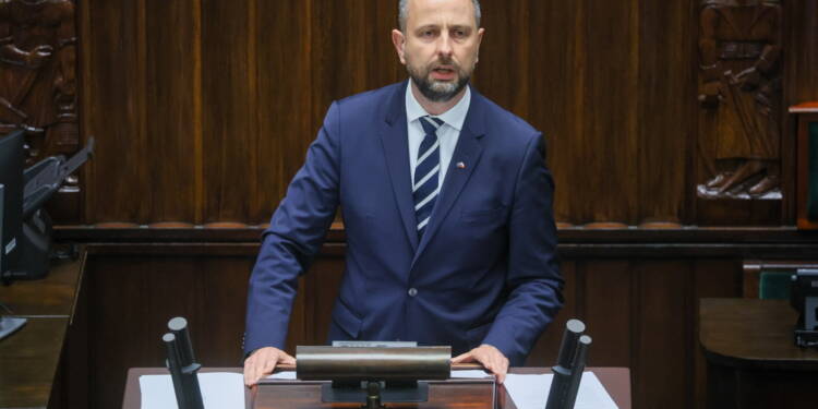 Warszawa, 11.09.2025. Wicepremier, minister obrony narodowej W³adys³aw Kosiniak-Kamysz przemawia podczas posiedzenia Sejmu w Warszawie, 11 bm. Szef MON przedstawi³ informacjê nt. naruszenia przez rosyjskie bezza³ogowce przestrzeni powietrznej terytorium RP. (ad) PAP/Leszek Szymañski