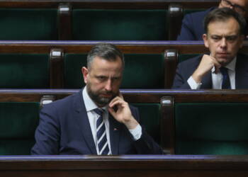 Warszawa, 11.09.2025. Wicepremier, minister obrony narodowej W³adys³aw Kosiniak-Kamysz (C) i minister finansów Andrzej Domañski (P) podczas posiedzenia Sejmu w Warszawie, 11 bm. Szef MON przedstawi³ informacjê nt. naruszenia przez rosyjskie bezza³ogowce przestrzeni powietrznej terytorium RP. (aldg) PAP/Leszek Szymañski