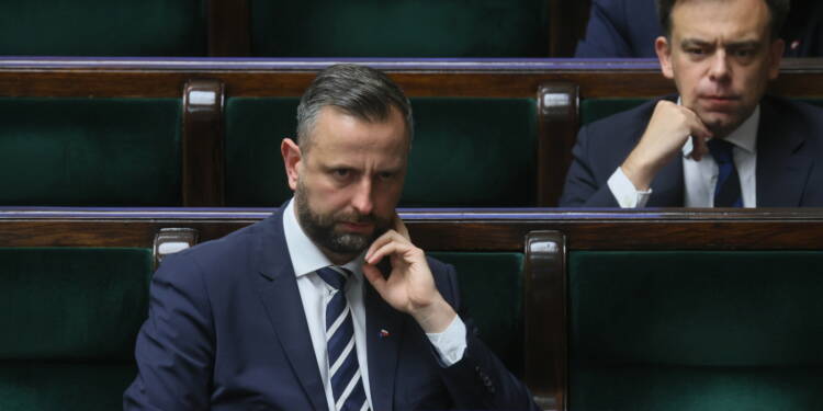 Szef MON: Według informacji wojska mogło dojść do 21 naruszeń polskiej przestrzeni powietrznej 1 Warszawa, 11.09.2025. Wicepremier, minister obrony narodowej W³adys³aw Kosiniak-Kamysz (C) i minister finansów Andrzej Domañski (P) podczas posiedzenia Sejmu w Warszawie, 11 bm. Szef MON przedstawi³ informacjê nt. naruszenia przez rosyjskie bezza³ogowce przestrzeni powietrznej terytorium RP. (aldg) PAP/Leszek Szymañski