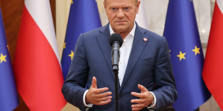 Warszawa, 11.09.2025. Premier Donald Tusk na konferencji prasowej w siedzibie KPRM w Warszawie, 11 bm. Szef rz¹du podsumowa³ zakoñczone posiedzenie Rady Bezpieczeñstwa Narodowego z udzia³em prezydenta RP. (amb) PAP/Albert Zawada