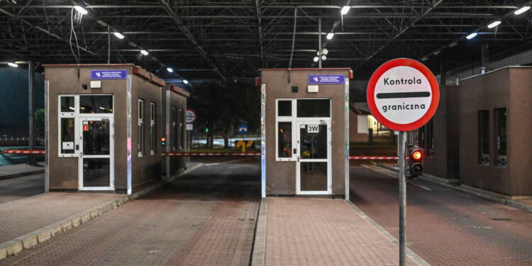 Terespol, 12.09.2025. Miejsce konferencji ministra spraw wewnêtrznych i administracji Marcina Kierwiñskiego przy polsko-bia³oruskim przejciu granicznym w Terespolu, w nocy z 11 na 12 bm. Konferencja dotyczy³a czasowego zawieszenia ruchu granicznego na przejciach z Bia³orusi¹. (ad) PAP/Wojtek Jargi³o ***Do tego materia³u zdjêciowego dostêpna jest równie¿ depesza w systemie CSI, pt.: Polska zamknê³a do odwo³ania przejcia graniczne z Bia³orusi¹ (krótka)***