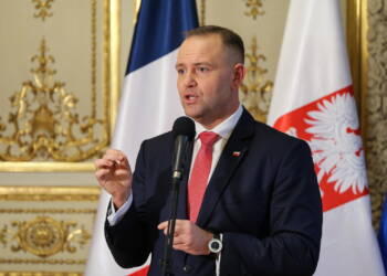 Pary¿, Francja, 16.09.2025. Wizyta robocza prezydenta RP w Republice Francuskiej. Prezydent RP Karol Nawrocki podczas wypowiedzi dla mediów w Ambasadzie Polskiej w Pary¿u, 16 bm. (ad) PAP/Pawe³ Supernak