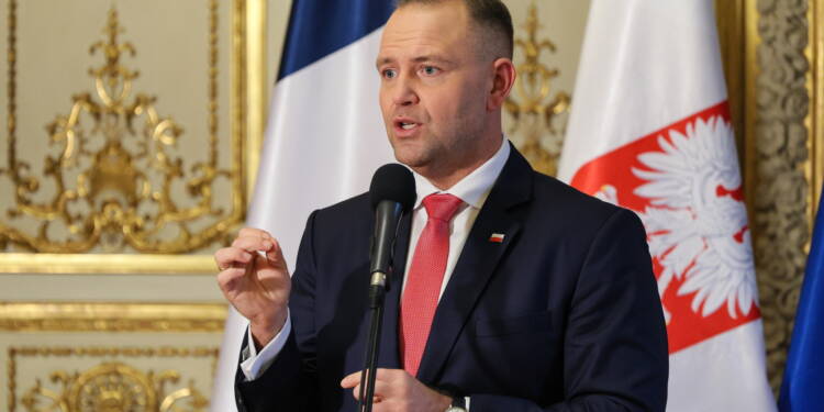 Pary¿, Francja, 16.09.2025. Wizyta robocza prezydenta RP w Republice Francuskiej. Prezydent RP Karol Nawrocki podczas wypowiedzi dla mediów w Ambasadzie Polskiej w Pary¿u, 16 bm. (ad) PAP/Pawe³ Supernak
