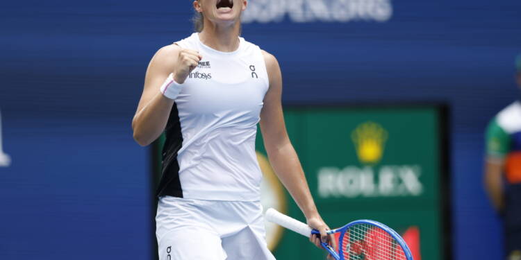 epa12344022 Iga Swiatek of Poland gestures after winning match point against Ekaterina Alexandrova of Russia during their women's singles round of 16 match of the US Open Tennis Championships at the USTA Billie Jean King National Tennis Center in Flushing Meadows, New York, USA, 01 September 2025.  EPA/JOHN G. MABANGLO 
Dostawca: PAP/EPA.