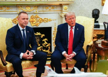 epa12349252 United States President Donald J. Trump (R) and President Karol Nawrocki (L) of the Republic of Poland participate in a bilateral meeting in the Oval Office of the White House in Washington, DC, USA, 03 September 2025.  EPA/AARON SCHWARTZ / POOL 
Dostawca: PAP/EPA.