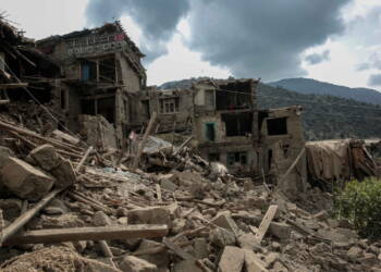 epa12350007 A view of the houses damaged in the earthquake in Kunar, Afghanistan, 03 September 2025. At least 1400 people have been killed and some 2,000 injured after a shallow magnitude-6.0 earthquake and several aftershocks shook Nangarhar and Kunar in eastern Afghanistan overnight, officials reported.  EPA/SAMIULLAH POPAL 
Dostawca: PAP/EPA.