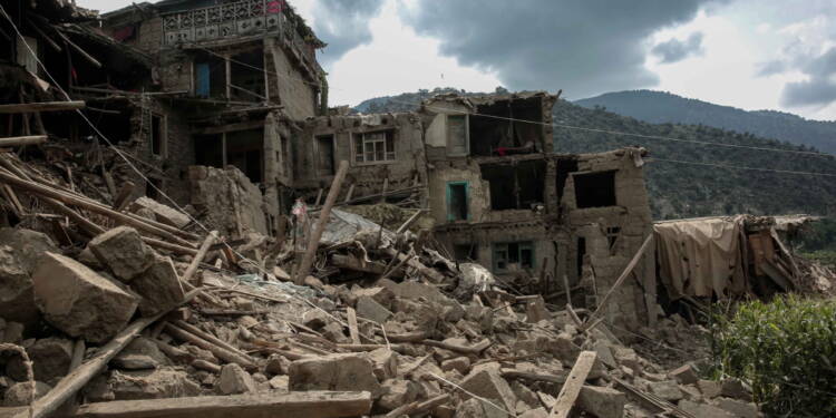 epa12350007 A view of the houses damaged in the earthquake in Kunar, Afghanistan, 03 September 2025. At least 1400 people have been killed and some 2,000 injured after a shallow magnitude-6.0 earthquake and several aftershocks shook Nangarhar and Kunar in eastern Afghanistan overnight, officials reported.  EPA/SAMIULLAH POPAL 
Dostawca: PAP/EPA.