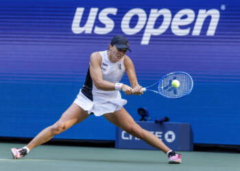 epa12350543 Iga Swiatek of Poland in action against Amanda Anisimova of the United States during the quarterfinals of the US Open Tennis Championships at the USTA Billie Jean King National Tennis Center in Flushing Meadows, New York, USA, 03 September 2025.  EPA/CRISTOBAL HERRERA ULASHKEVICH 
Dostawca: PAP/EPA.