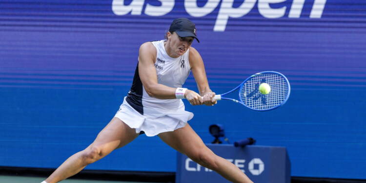 epa12350543 Iga Swiatek of Poland in action against Amanda Anisimova of the United States during the quarterfinals of the US Open Tennis Championships at the USTA Billie Jean King National Tennis Center in Flushing Meadows, New York, USA, 03 September 2025.  EPA/CRISTOBAL HERRERA ULASHKEVICH 
Dostawca: PAP/EPA.