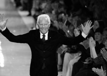 Zmarł Giorgio Armani, światowej sławy projektant mody 6 epa12351694 (FILE) - Italian fashion designer Giorgio Armani greets the audience after the presentation of his Cruise collection 2020 at the Tokyo National Museum in Tokyo, Japan, 24 May 2019 (04 September 2025). Armani has died at the age 91, his company confirmed on 04 September 2025. EPA/FRANCK ROBICHON *** Local Caption *** 55219801
Dostawca: PAP/EPA.
