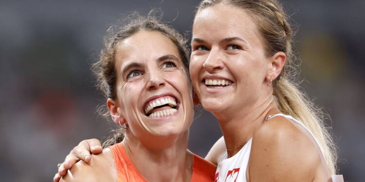 Mistrzostwa w Tokio: finał na 1500 m nie dla Weroniki Lizakowskiej 1 epa12375950 Marta Perez (L) of Spain and Weronika Lizakowska of Poland smile after competing in the Women's 1500m semi finals at the World Athletics Championships 2025 in Tokyo, Japan, 14 September 2025. EPA/FRANCK ROBICHON
Dostawca: PAP/EPA.
