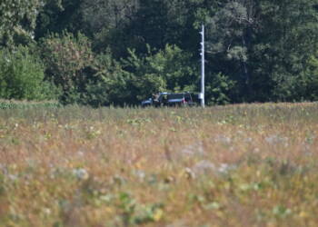 Polatycze, 08.09.2025. Okolice miejsca upadku niezidentyfikowanego obiektu lataj¹cego w polu kukurydzy w miejscowoci Polatycze w okolicach przejcia granicznego z Bia³orusi¹ pod Terespolem, 8 bm. Zg³oszenie o odnalezieniu szcz¹tków drona policja otrzyma³a w nocy z 8 na 9 bm. od funkcjonariuszy Placówki Stra¿y Granicznej. (ad) PAP/Wojtek Jargi³o ***Do tego materia³u zdjêciowego dostêpna jest równie¿ depesza w systemie CSI, pt.: Lubelskie/ Szcz¹tki obiektu lataj¹cego zaleziono przy granicy z Bia³orusi¹***