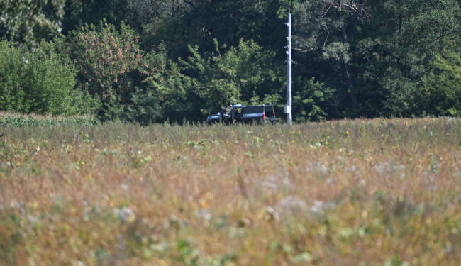 Polatycze, 08.09.2025. Okolice miejsca upadku niezidentyfikowanego obiektu lataj¹cego w polu kukurydzy w miejscowoci Polatycze w okolicach przejcia granicznego z Bia³orusi¹ pod Terespolem, 8 bm. Zg³oszenie o odnalezieniu szcz¹tków drona policja otrzyma³a w nocy z 8 na 9 bm. od funkcjonariuszy Placówki Stra¿y Granicznej. (ad) PAP/Wojtek Jargi³o ***Do tego materia³u zdjêciowego dostêpna jest równie¿ depesza w systemie CSI, pt.: Lubelskie/ Szcz¹tki obiektu lataj¹cego zaleziono przy granicy z Bia³orusi¹***