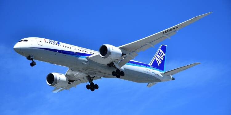 passenger airplane 4270655 1280