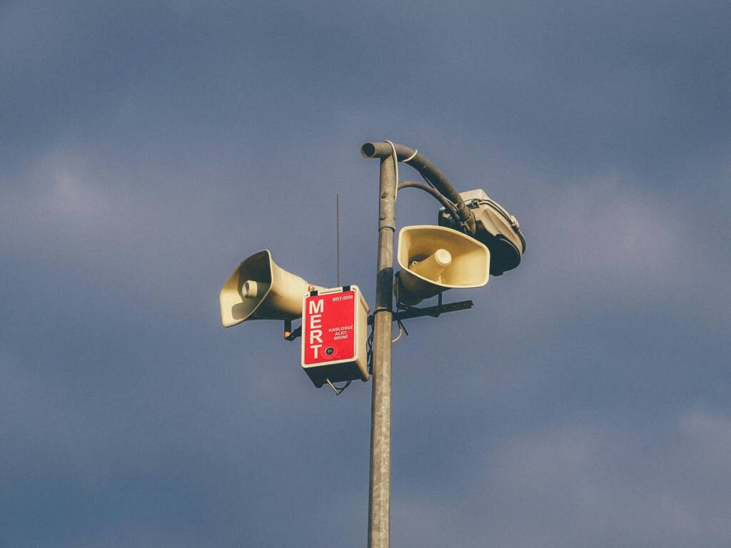 Sposób ogłaszania i odwoływania alarmów oraz komunikatów ostrzegawczych 3 pexels hakan kayahan 1453673684 27076960