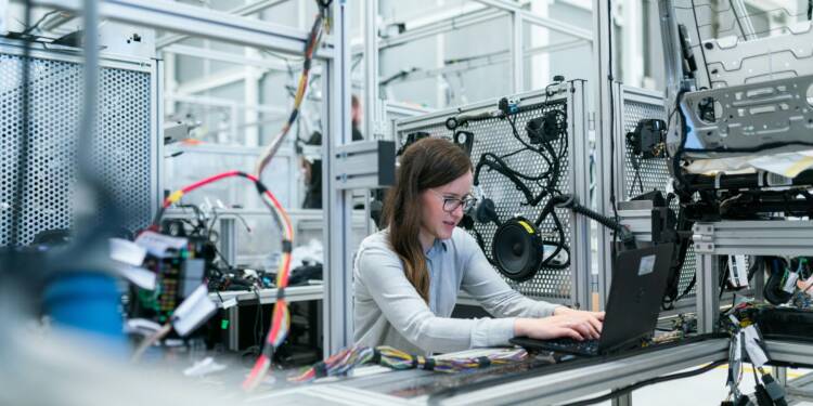 Zawody, które przetrwają AI. Co warto studiować dziś, by jutro nie zniknąć? 1 pexels thisisengineering 3862632