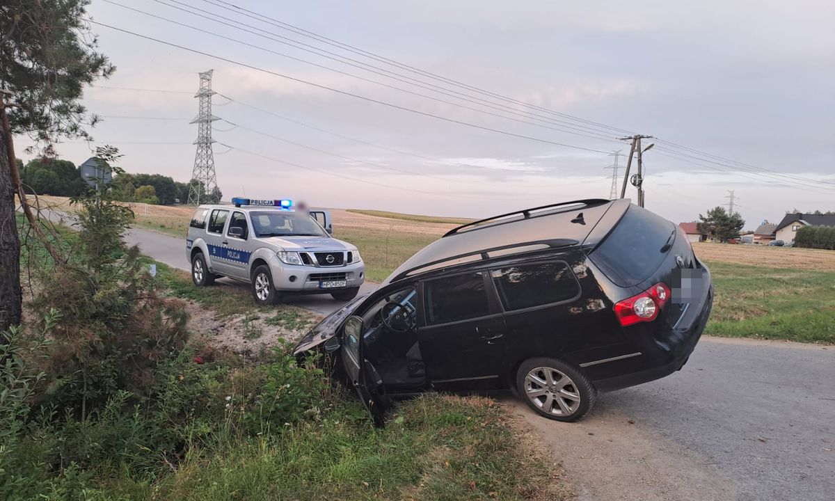4 promile i brak „prawka”. Jazdę skończył w rowie