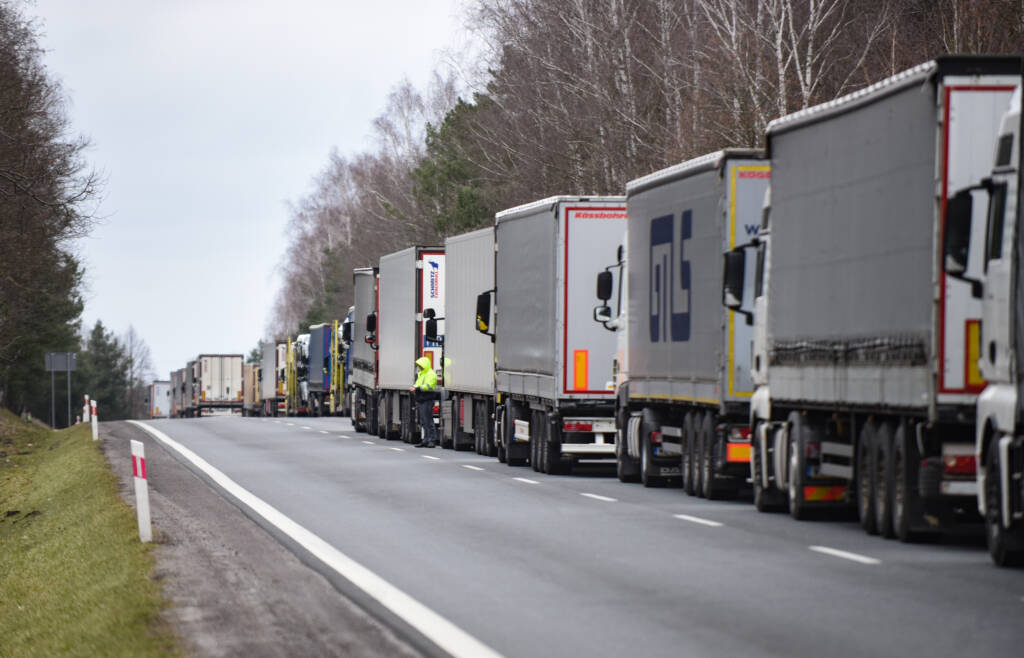 Zator na granicy. Tysiące ciężarówek czeka na wjazd do Polski 1 EAttachments692759390f95cf0c5bd89a222206057531f1d36