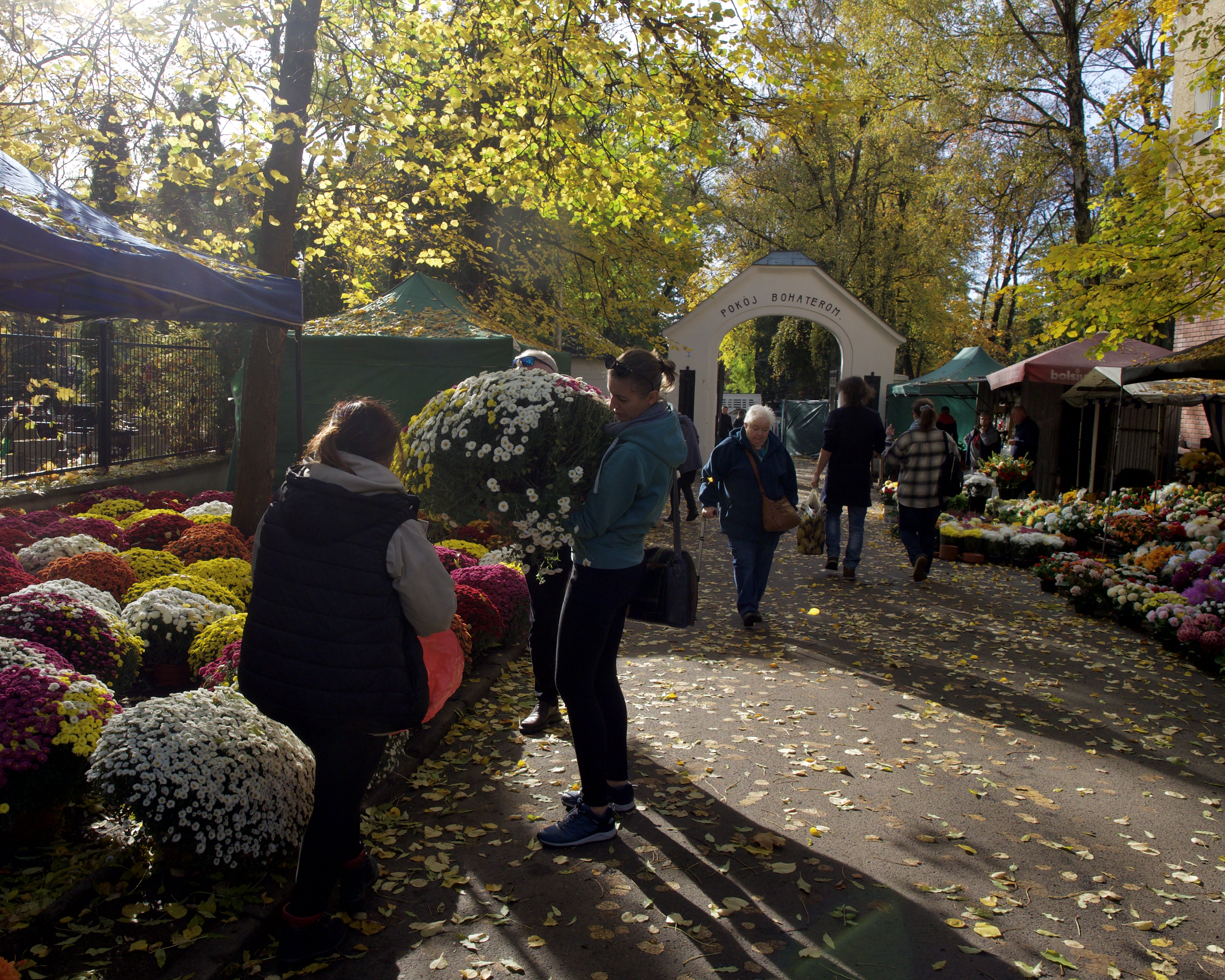 Lublin: coraz większy ruch przy cmentarzach